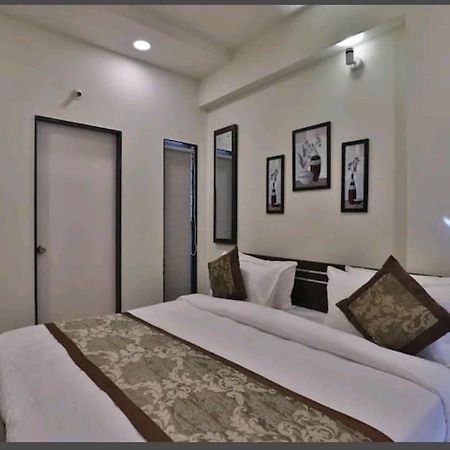Oyo 80228 Hotel Richa Halol Ngoại thất bức ảnh