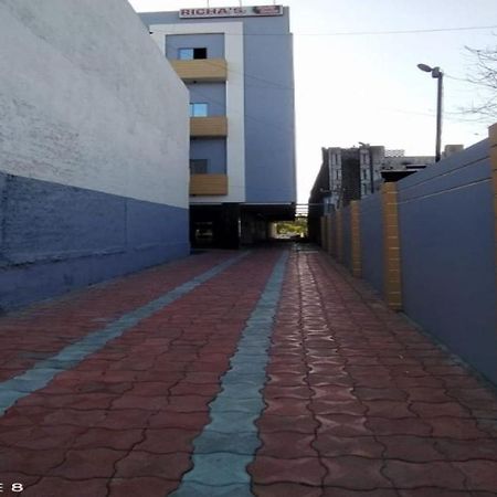 Oyo 80228 Hotel Richa Halol Ngoại thất bức ảnh