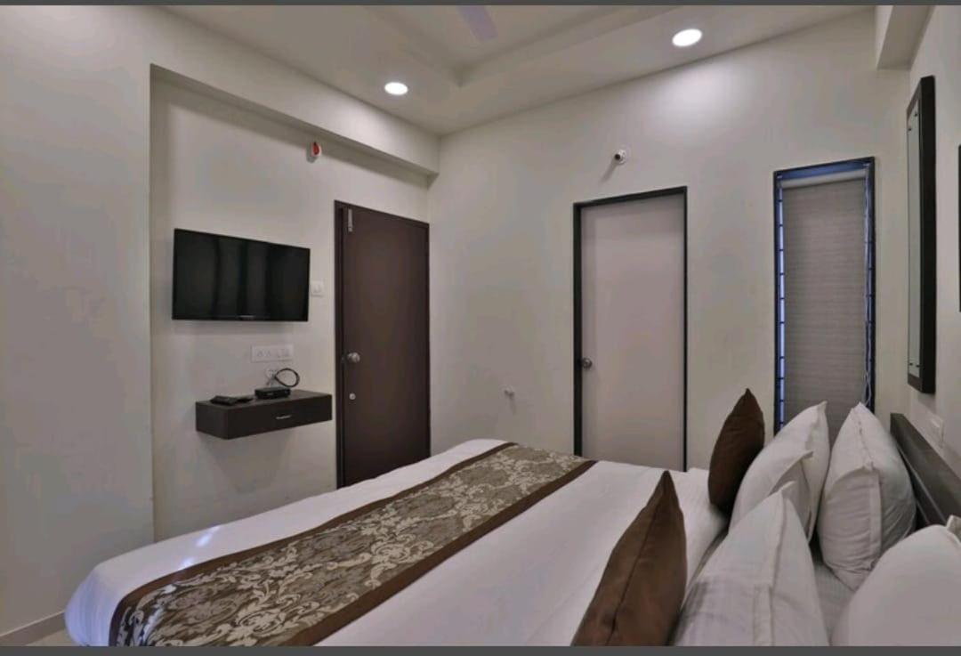 Oyo 80228 Hotel Richa Halol Ngoại thất bức ảnh