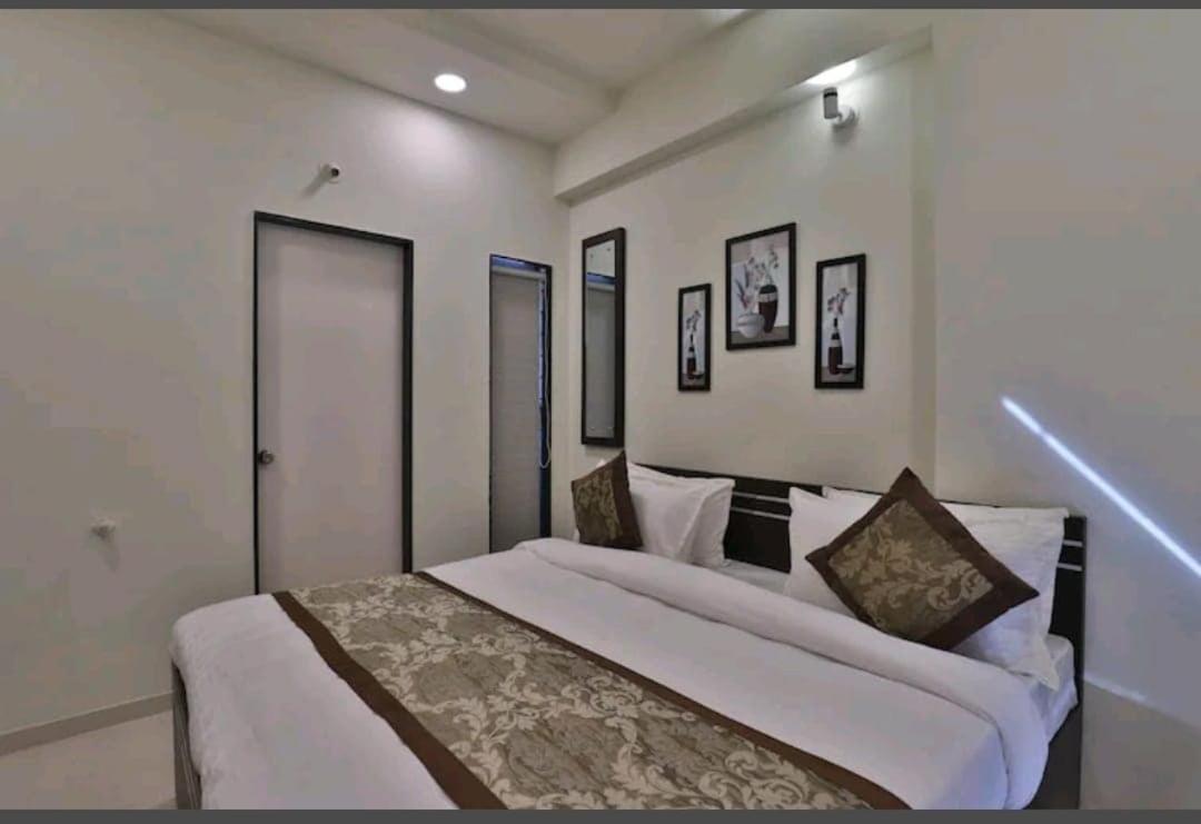Oyo 80228 Hotel Richa Halol Ngoại thất bức ảnh